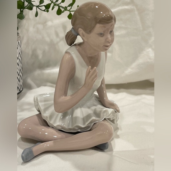 (2)-Lladró Nao Retired Ballerinas. “Pensive Ballet” & “Attentive Ballet” - Picture 3 of 15